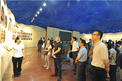 集团本部发展“追忆英烈，，争当前锋”主题党日活动-乐玩