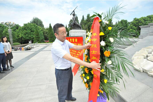 集团本部发展“追忆英烈，，争当前锋”主题党日活动-乐玩